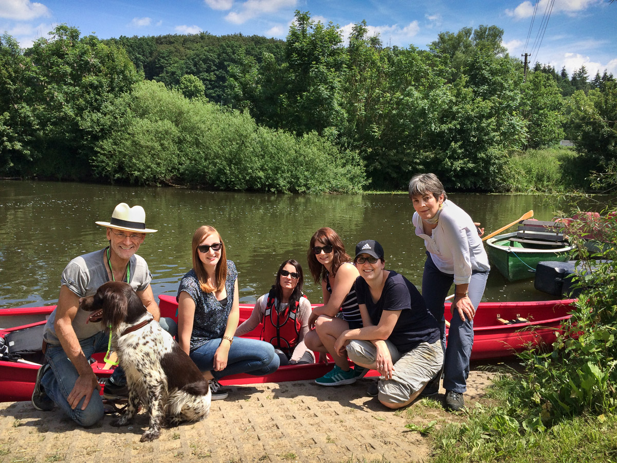 Team und Hund vor Kanu am Fluß. Praxisausflug 2016 mit dem Kanu auf der Lahn — Praxis Zahnarzt Dr. Harald Martin Betzdorf