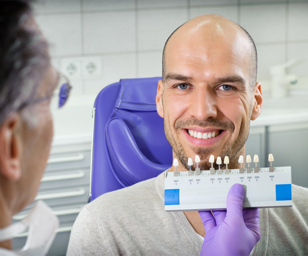 Zahnfarbe überprüfen in der Praxis Zahnarzt Dr. Martin Betzdorf. Foto Dietrich Hackenberg - lichtbild.org